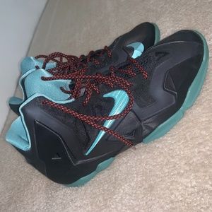 Nike Lebron XI Basketball Shoe
